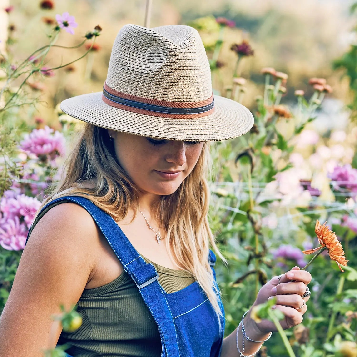 360FIVE Alltagshut – Hardy Fedora Camel Gardening Sonnenhut
